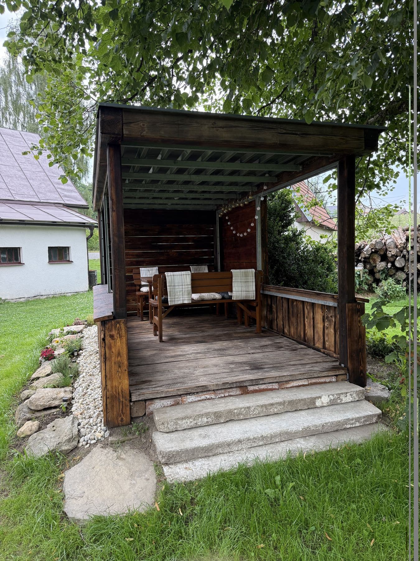 Pergola s posezením na zahradě chalupy