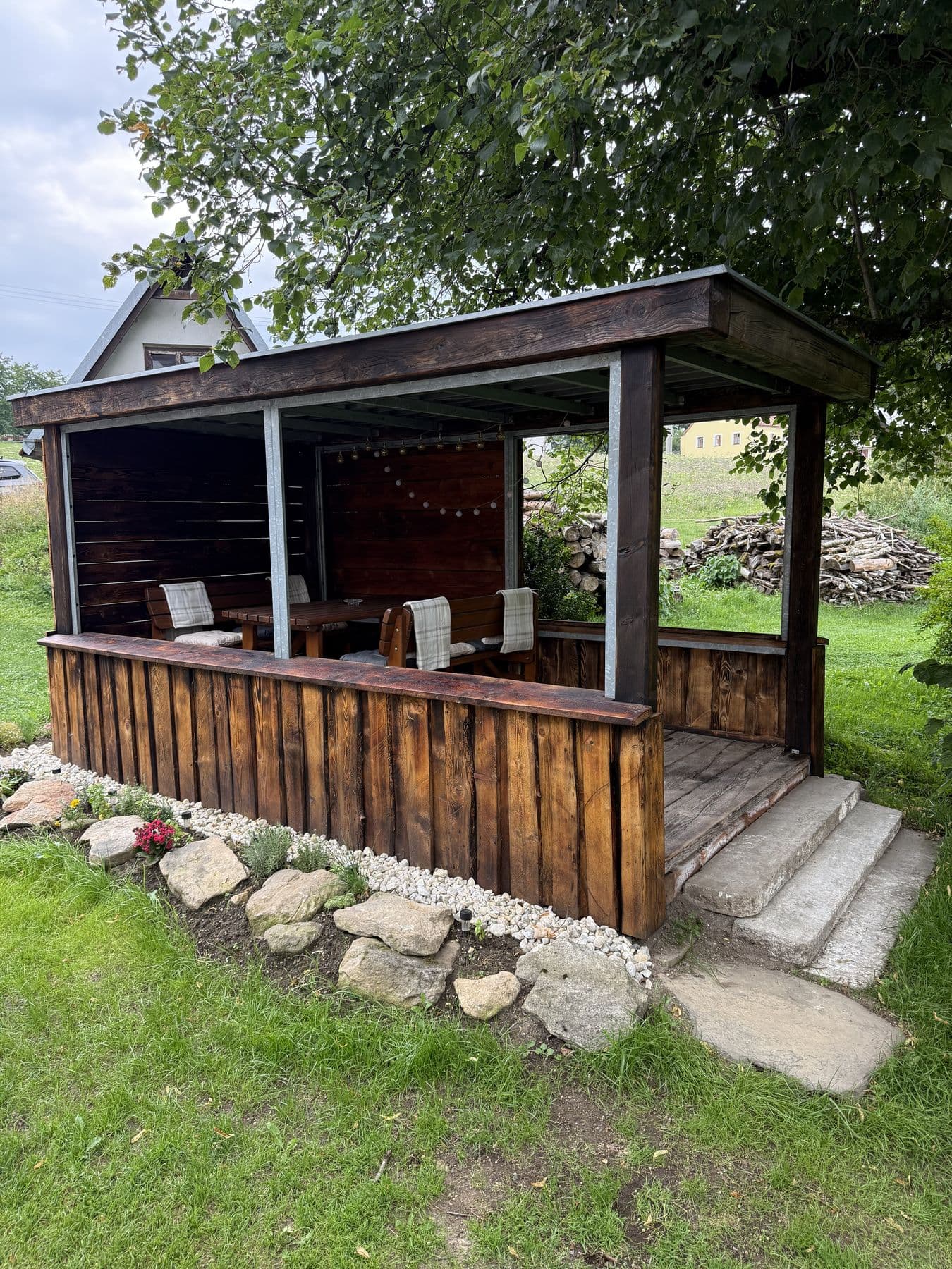 Pergola s posezením — fotografie 2